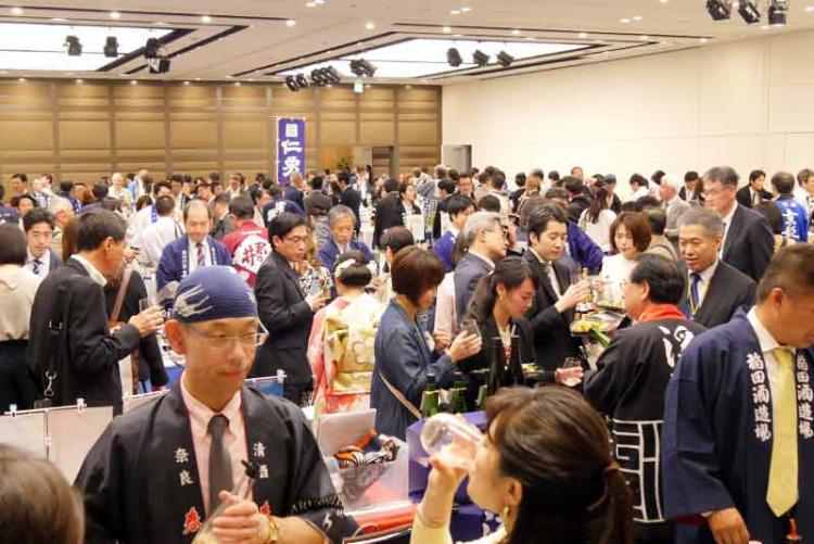 ではさっそく、グラスとおつまみ持って会場めぐり。